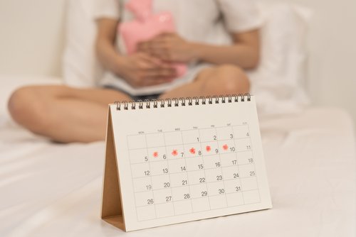 Onlinekurs für Schülerinnen und Schüler zu PMS Frau mit PMS Schmerzen