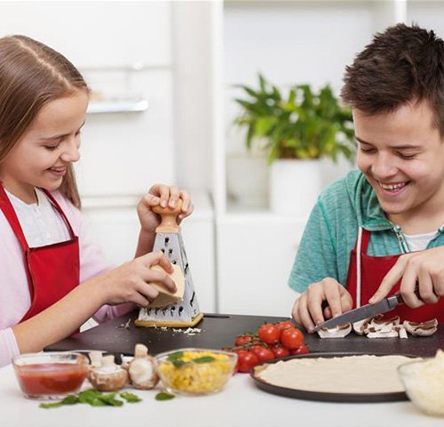 Mädchen und Junge kochen