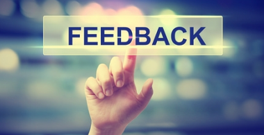 Titelbild Feedback zum Unterrichtsmaterial Pubertät Hand zeigt auf das Wort Feedback